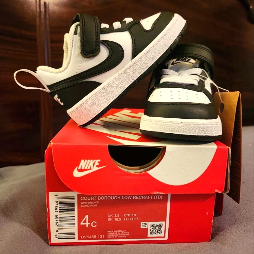 NikeCourt infant size 4 black and white